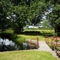 Le pont rouge au-dessus du Bruant