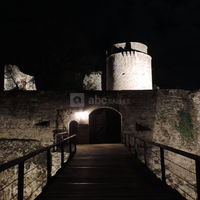 L'entrée, de nuit