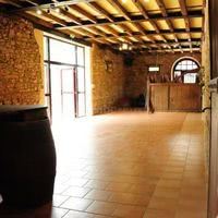 Salle d'accueil : bar et vestiaire