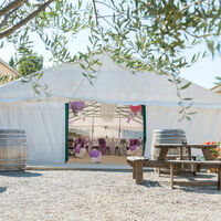 Cour de 200 m² et barnum de 160 m²