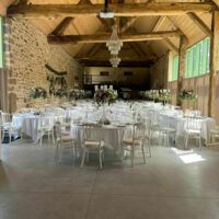 Salle de réception tables rondes