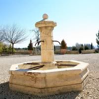 Fontaine devant le mas