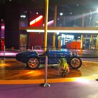 Exposition de la bugatti du cinéma dans le lounge