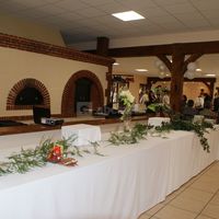 Buffet dressé devant le four à pain