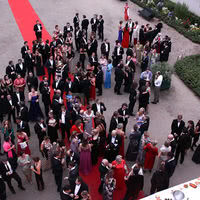Tapis rouge dans la cour