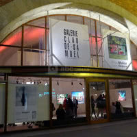 Façade galerie en soirée