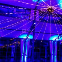 Guirlandes lumineuses mises en place par le lieu