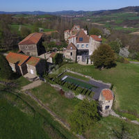 Vue aérienne du Château de Bois Rigaud dans le Puy-de-Dôme