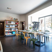 Le grand salon est connecté à une terrace ensoleillée