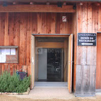 Une des entrées de la salle