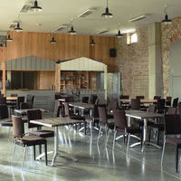 Intérieur de la salle côté bar et sono / projecteur