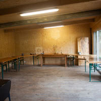 Le Chardonnay/  salle intérieure avec 5 tables pliantes