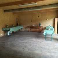 Le Chardonnay/  salle intérieure avec 5 tables pliantes et banc