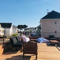 Terrasse avec au loin la mer.