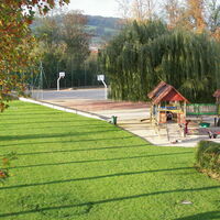 Vue sur pelouse, aire de jeux et terrains de sport