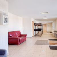 L'entrée du bâtiment principal avec le vestiaire