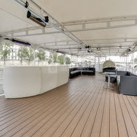 Une grande terrasse lumineuse.