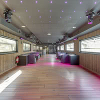 Salle très lumineuse.