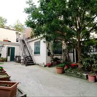 La cour - Non privatisable