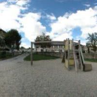 Le jardin avec les jeux pour enfants
