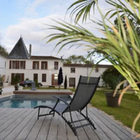 Cour et piscine pour la détente