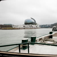 La péniche Sans Souci devant la Seine Musicale de Seine