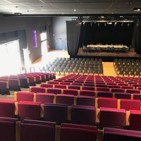 Vue plongeante sur les gradins et la scène