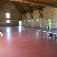 Salle de jeux de 230m² (badminton/volley, ping-pong)