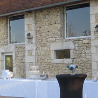 Buffet installé sur l'esplanade située devant la grande salle de réception (de 230m²)