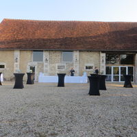 Salle de réception (230m²) vue depuis l'esplanade, idéale pour cocktails extérieurs, donnant sur de beaux couchers de soleil (orientée ouest)