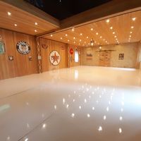 Salle de cocktails pouvant accueillir 150 personnes en cas de pluie