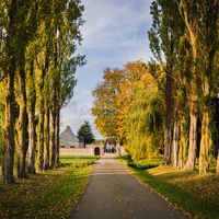 L'entrée du domaine en automne