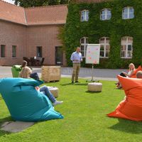 Brainstorming dans la Cour