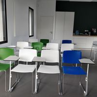 Chaises équipées de tablettes d'écriture