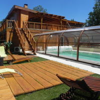 Plages de la piscine et bâtiment principal
