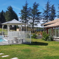 Grand parc avec piscine