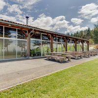 Espace extérieur avec tables en granit