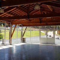 Vue intérieure jour - Salle vitrée avec poutres