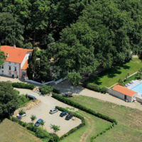 Vue aérienne et panoramique : parking, piscine, batisse