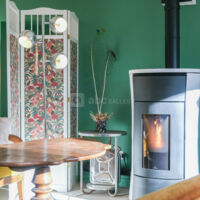 Poele dans le salon cosy