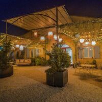 Espace pergolas devant la salle de réception