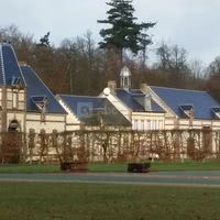 La salle et ses batiments environnants offrent une belle perspective