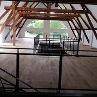 L'étage offre également espace et lumière
