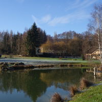 Vue de l'extérieur sur le chalet et son environnement