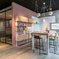 Environnement  - Espace de coworking [salle de réunion derrière la verrière]