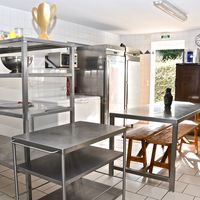 Vue étagères pour préparation des assiettes,déserte,table inox pour préparation avec bancs