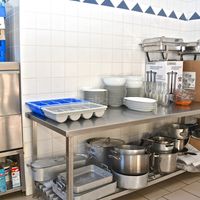 Table et tout le matériel de cuisson