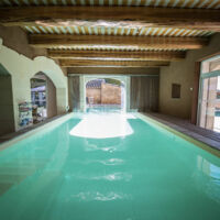 Piscine de 15 mètres de long moitié en intérieur, moitié en extérieur
