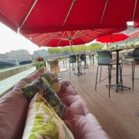 Terrasse agencée pour une soirée cocktail d'entreprise