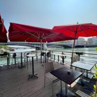 Agencement de la terrasse pour un cocktail dînatoire lors d'une privatisation totale